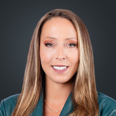 Head-Shot_Sarah-M.-Cirelli_SQ_HBK_Website_headshot_400x400